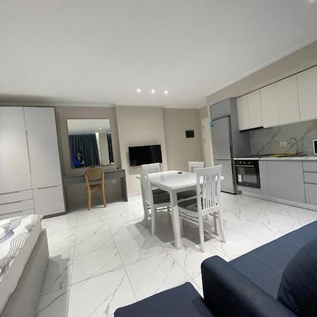Modern Beachfront Apartments Sarandë Buitenkant foto