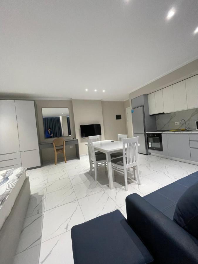 Modern Beachfront Apartments Sarandë Buitenkant foto