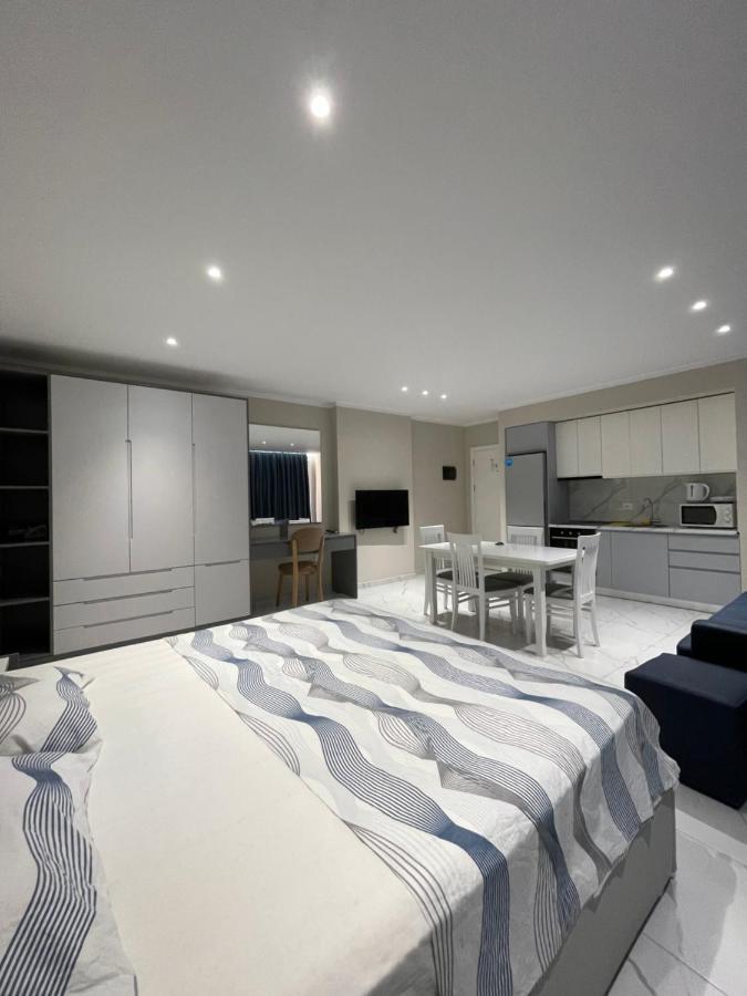 Modern Beachfront Apartments Sarandë Buitenkant foto
