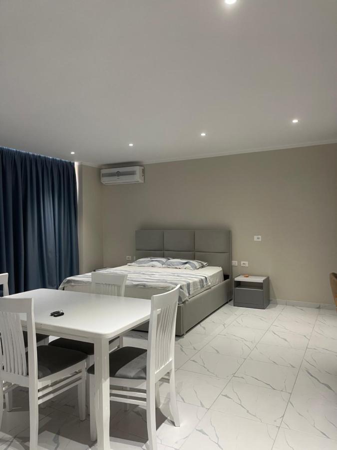 Modern Beachfront Apartments Sarandë Buitenkant foto