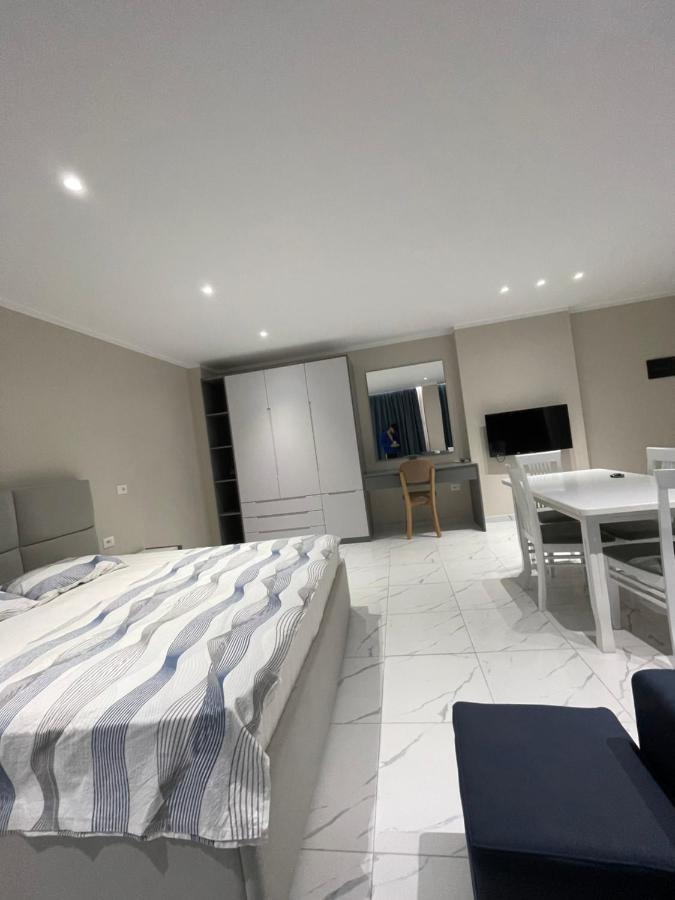 Modern Beachfront Apartments Sarandë Buitenkant foto